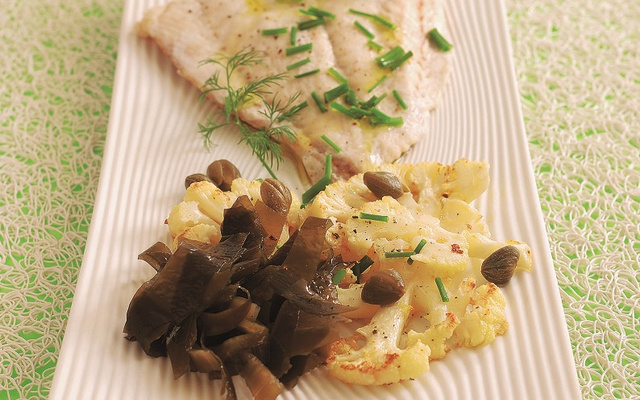 Colin/merlan, chou-fleur en lamelles sauté, wakame, câpres
