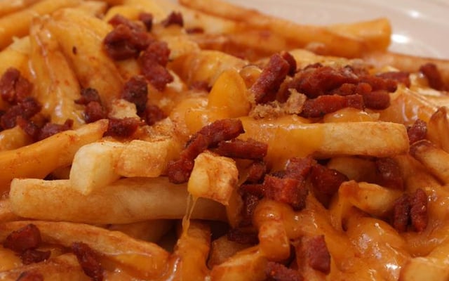 Poutine revisitée pour les français