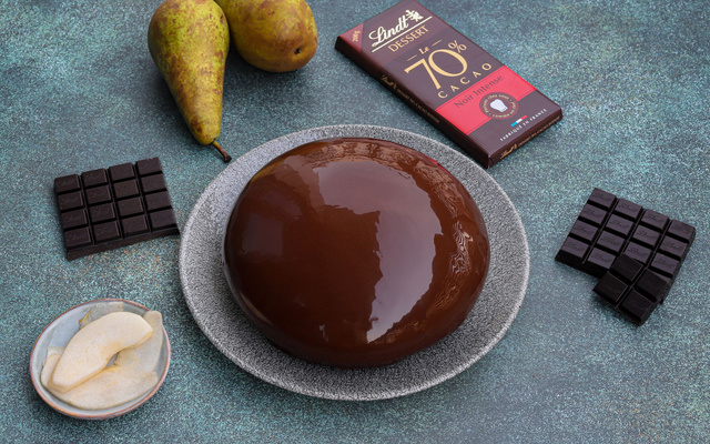 Entremets aux poires et chocolat et glaçage miroir