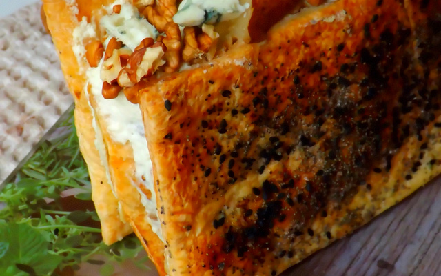 « Le Mille fort » Mille-feuilles revisité au roquefort, poire et noix