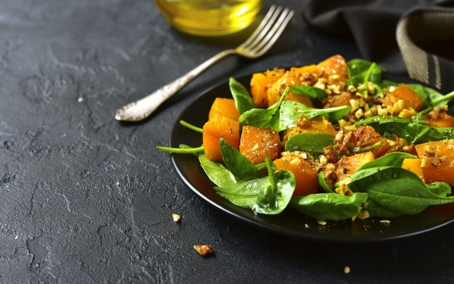 Salade de courge butternut rôtie et pousses d'épinard