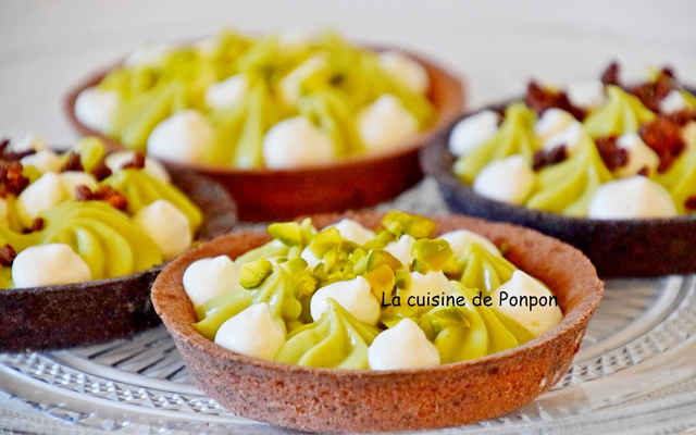 Tartelette garnie de crème pâtissière à la pistache sur un lit de caramel au beurre salé