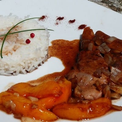 Aiguillettes de canard aux pêches, sauce miel et vinaigre balsamique