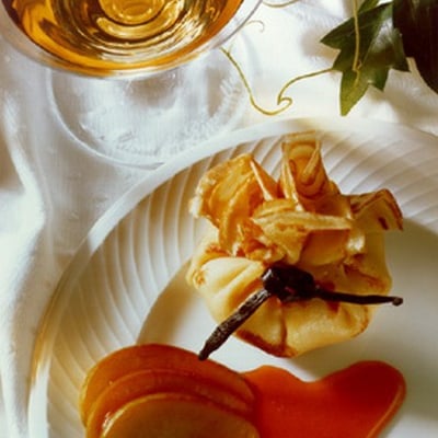 Aumônières de crêpes à la compote de pommes vanillée et caramel d'oranges