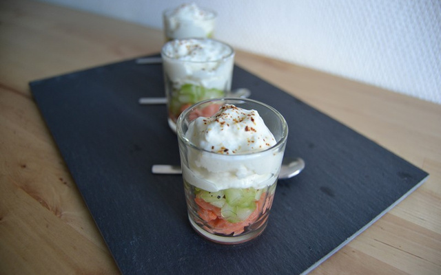 Verrine de saumon fumé, concombre et mousse de chèvre