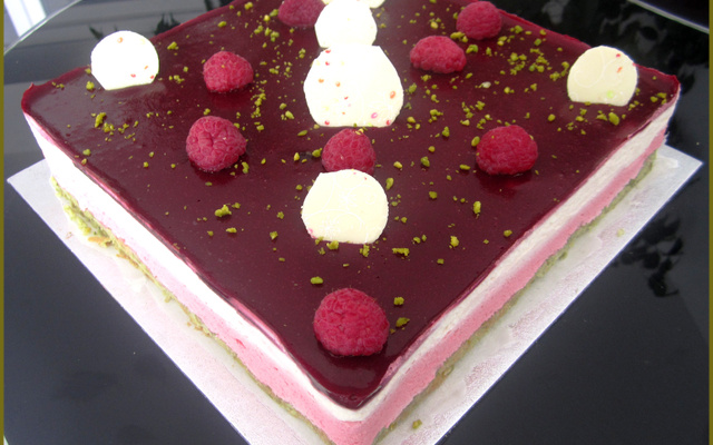 Bavarois framboise, chocolat blanc et pistache