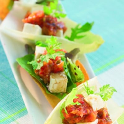 Feta et concassé de poivrons rouges sur feuilles d'endives