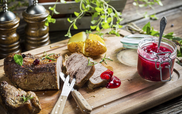 Rôti de biche en sauce