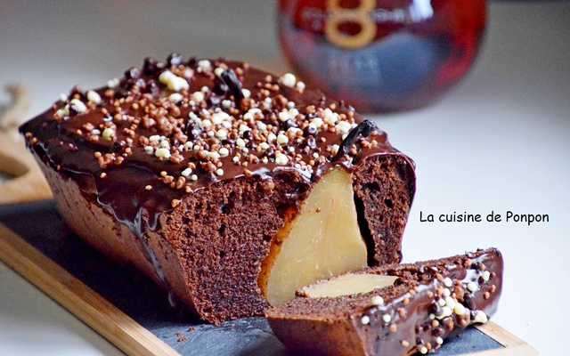 Gâteau au chocolat et poires entières