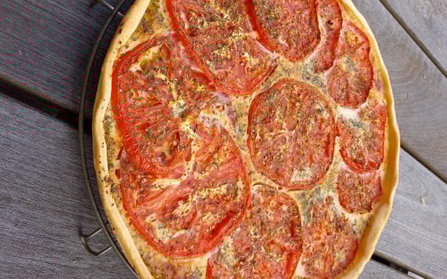 Quiche au thon et à la tomate facile