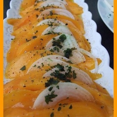 Carpaccio de mangue à l'huile d'olive parfumée à la vanille...