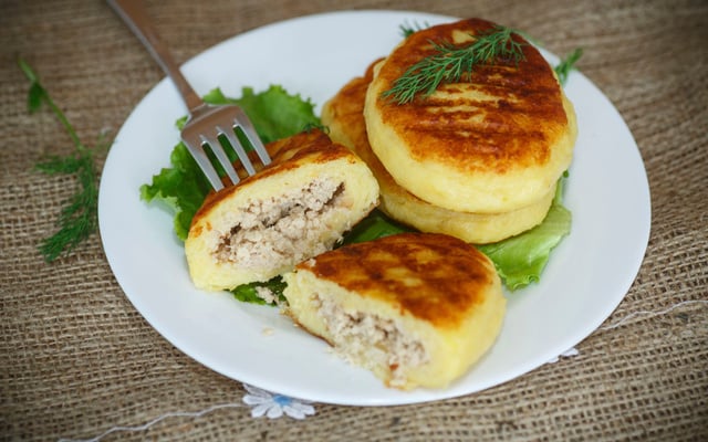 Croquettes de pommes de terre farcies au poulet