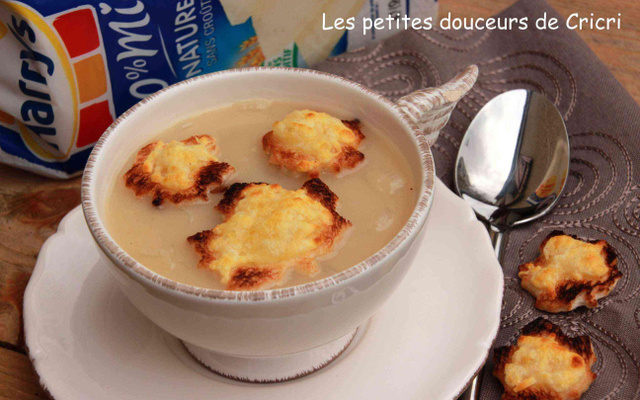 Soupe à l'oignon doux et aux croutons gratinés