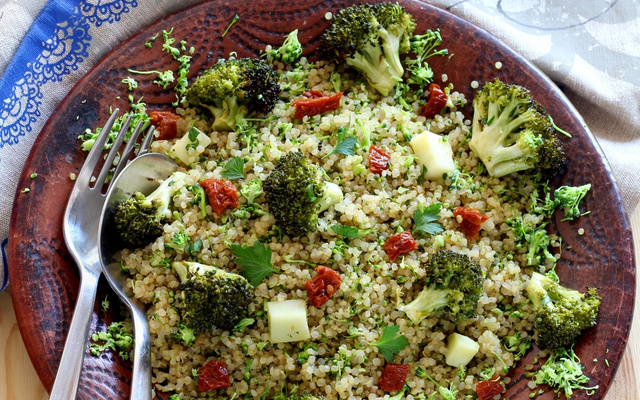 Salade de quinoa, semoule de brocolis et brocolis rôti au cumin