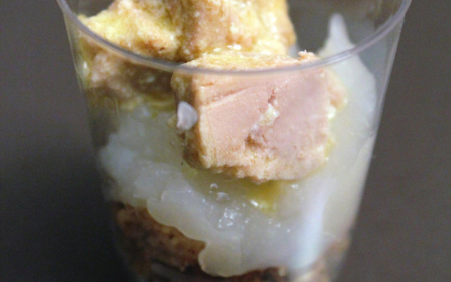 Verrine chic, crumble de noisette compotée de poires et dés de foie gras