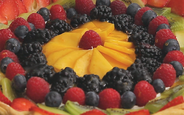 Tarte multicolore et surprise aux fruits