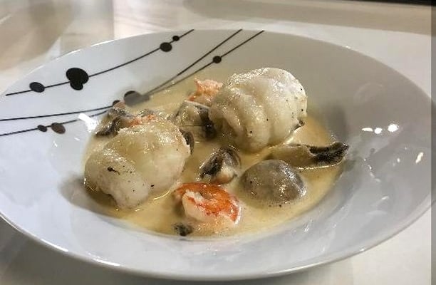 Médaillons de sole, sauce à la crème, crevettes et champignons