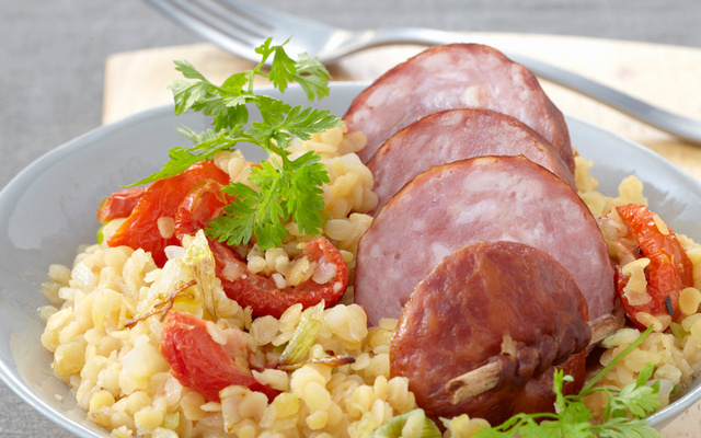 Saucisse de morteau et lentilles corail aux tomates confites