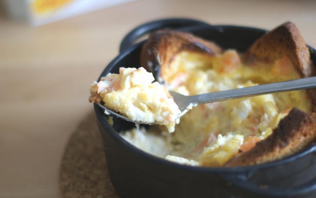 Faux œufs cocotte au saumon fumé, St Môret® et pain Harrys grillé