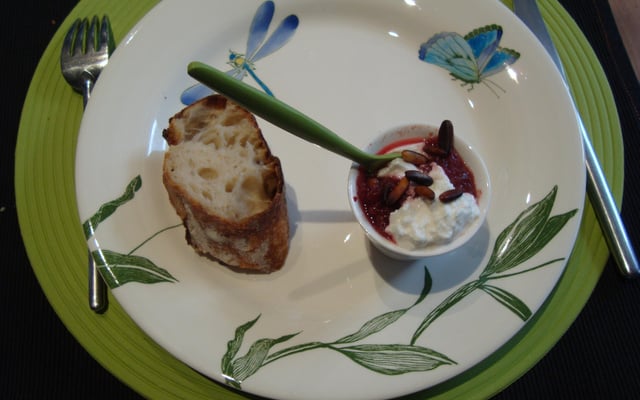 Gelée de betterave rouge, chantilly de chèvre en verrine