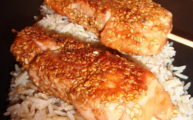 Brochettes de saumon, miel & sésame