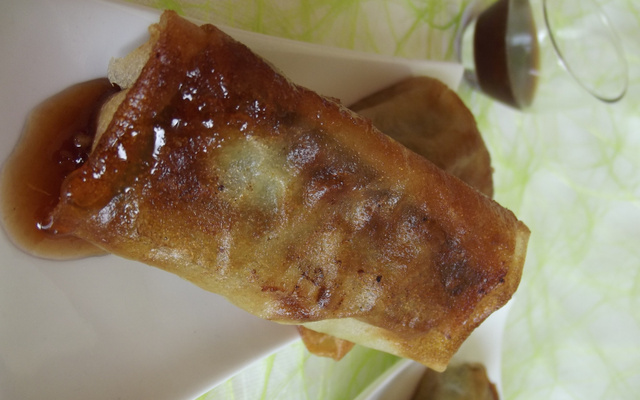 Cigares de poivron vert au reblochon et à la tomme, sauce caramel au vinaigre balsamique