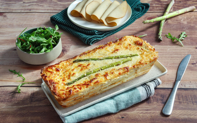 Croque cake printanier aux tranches végé pois chiches, carottes et asperges