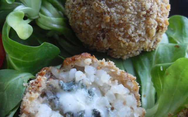 Boulettes de riz au roquefort et bacon en croûte de noix