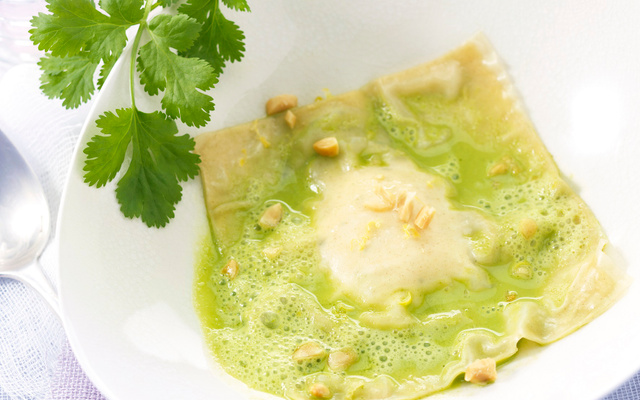 Raviole de Tartare® Oignon rouge & Coriandre, bouillon vert