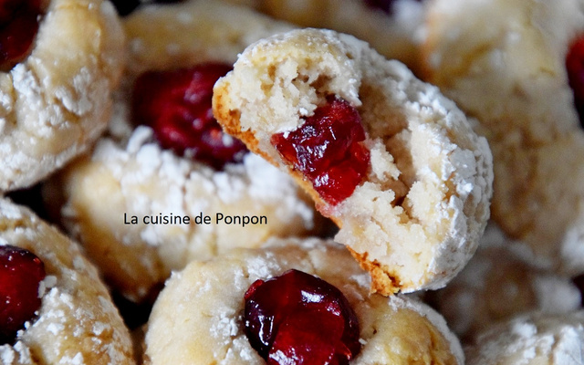 Amaretti au sirop de grenade et pointe de cranberry
