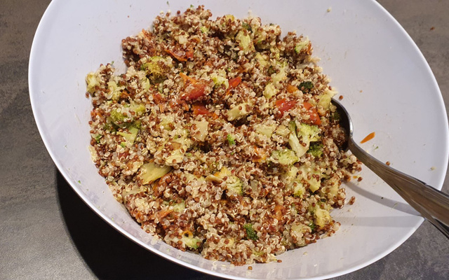 Salade de quinoa, semoule de brocolis et brocolis rôti au cumin