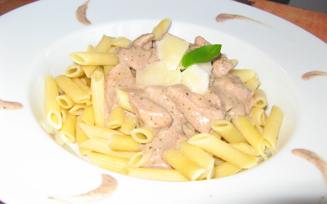 Penne rigate au poulet, sauce porto et pesto