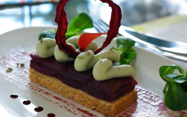 Biscuit noix fenouil aux poires pochées, crémeux de roquefort