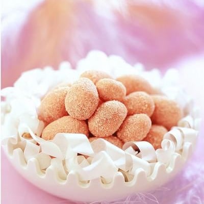 Œufs de Pâques en biscuits roses