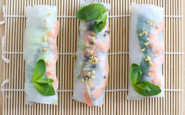 Rouleaux de printemps aux crevettes et sauce citronnée