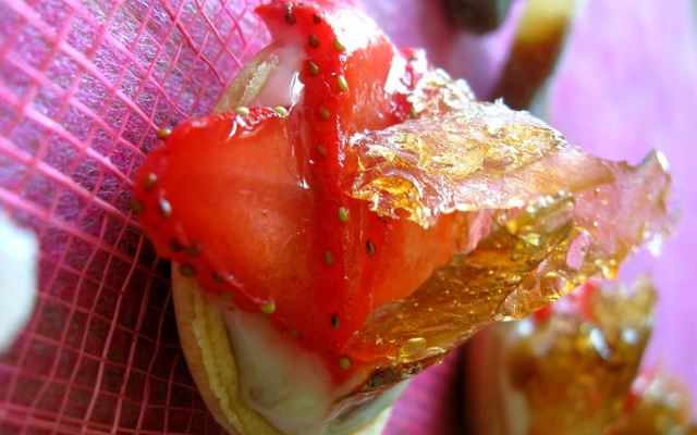 Tartelette à la confiture de rhubarbe et aux fraises, craquant de coca