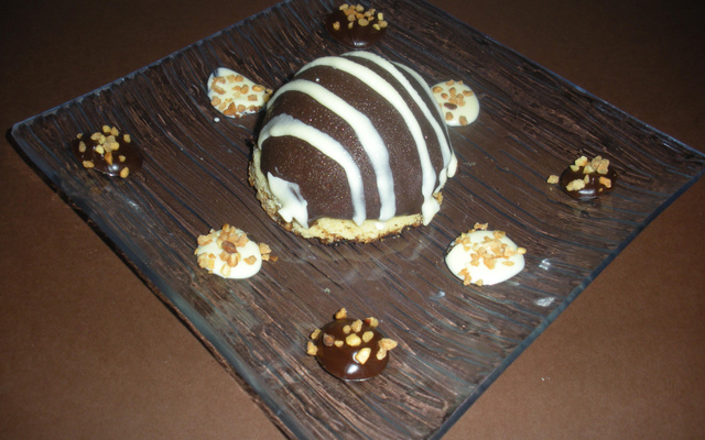 Dôme chocolat-banane sur un sablé