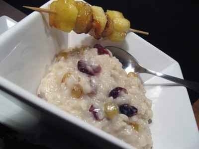 Risotto au lait de coco, raisins, canneberges et gingembre