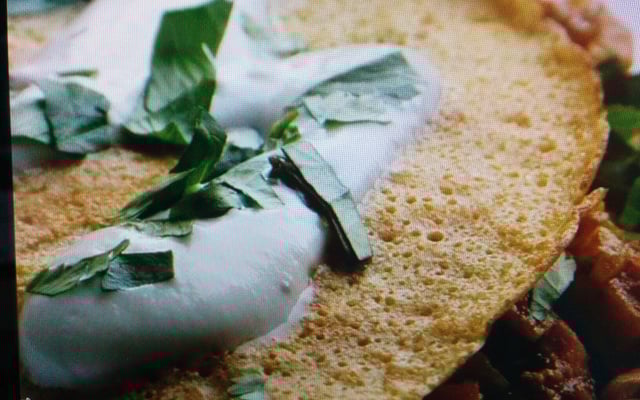 Roulade de crêpes aux courgettes, carottes, sauce et ricotta avec petits champignons pour bento