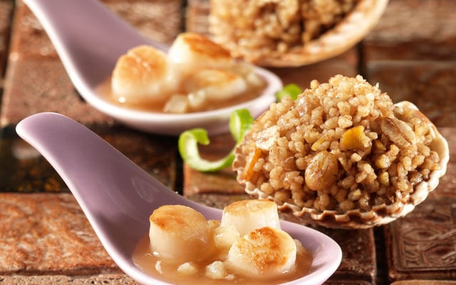 Noix de Saint-Jacques, ses céréales gourmandes cacaotées et poires fraîches