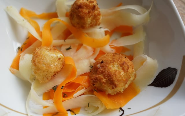 Salade tiède de carottes et panais en tagliatelles, cromesquis de petit fromage de vache au thym