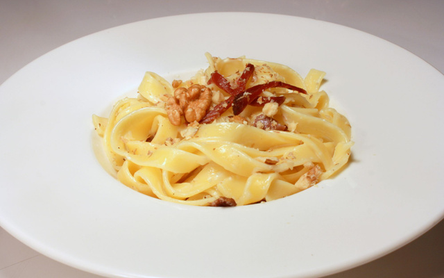 Tagliatelles à la crème de bleu, noix & magret séché