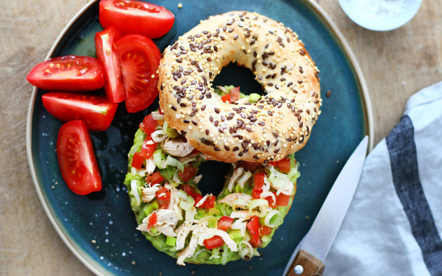 Bagel poulet, guacamole, tomates et oignon nouveau