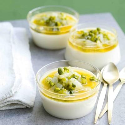 Panna cotta au lait d'amande et poires au miel de Lavande