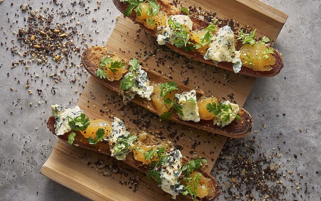 Toasts de céréales au Saint Agur et confit de bergamote