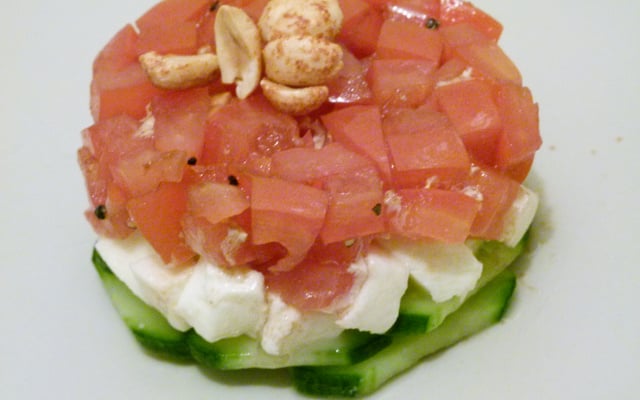 Tomates sur lit de mozzarella et concombre