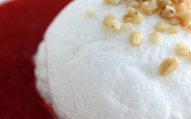 Île flottante et sa soupe de fraises