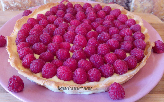 Tarte aux framboises sur sa crème diplomate