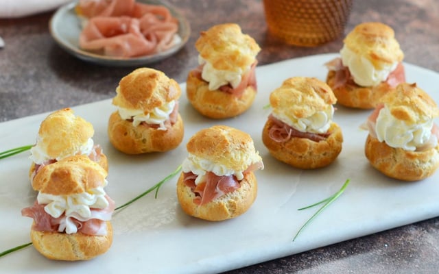 Choux au fromage fouetté et à la chiffonnade de jambon