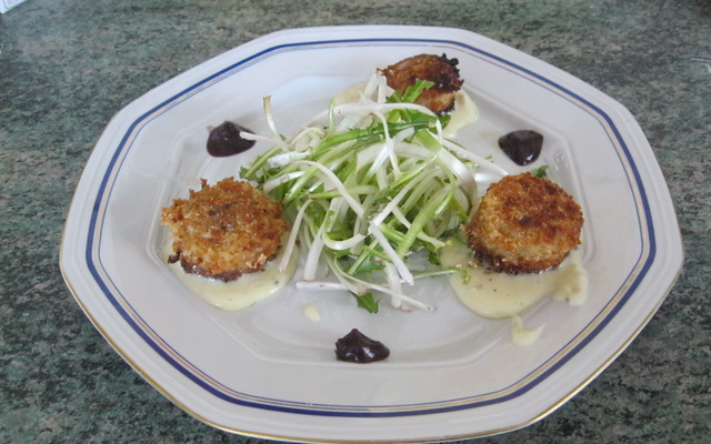 Boudin blanc de Rethel, pané à la chapelure d'épices, minzuna au vinaigre de champagne, crème de chaource et moutarde au mout de raisin